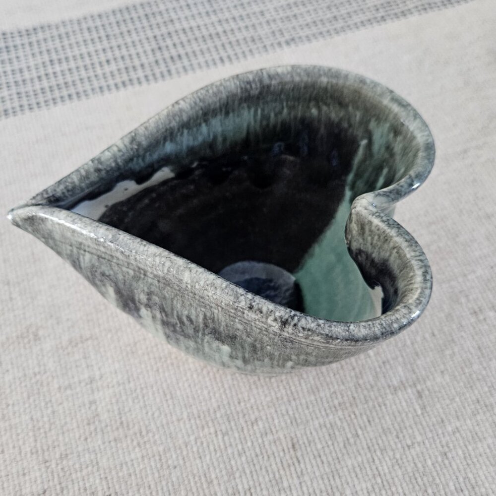 Lisa Howe hand-thrown stoneware pottery, heart-shaped bowl blue salt-glazed Vtg